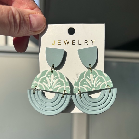 🇨🇦 Handmade Lightweight Clay Earrings - Picture 4 of 5